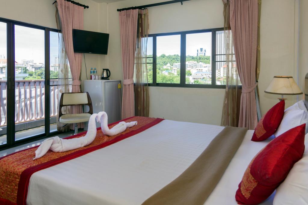 Royal Q & D Suites Pattaya Exterior foto